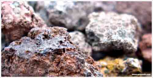 Os tipos de rochas ígneas.